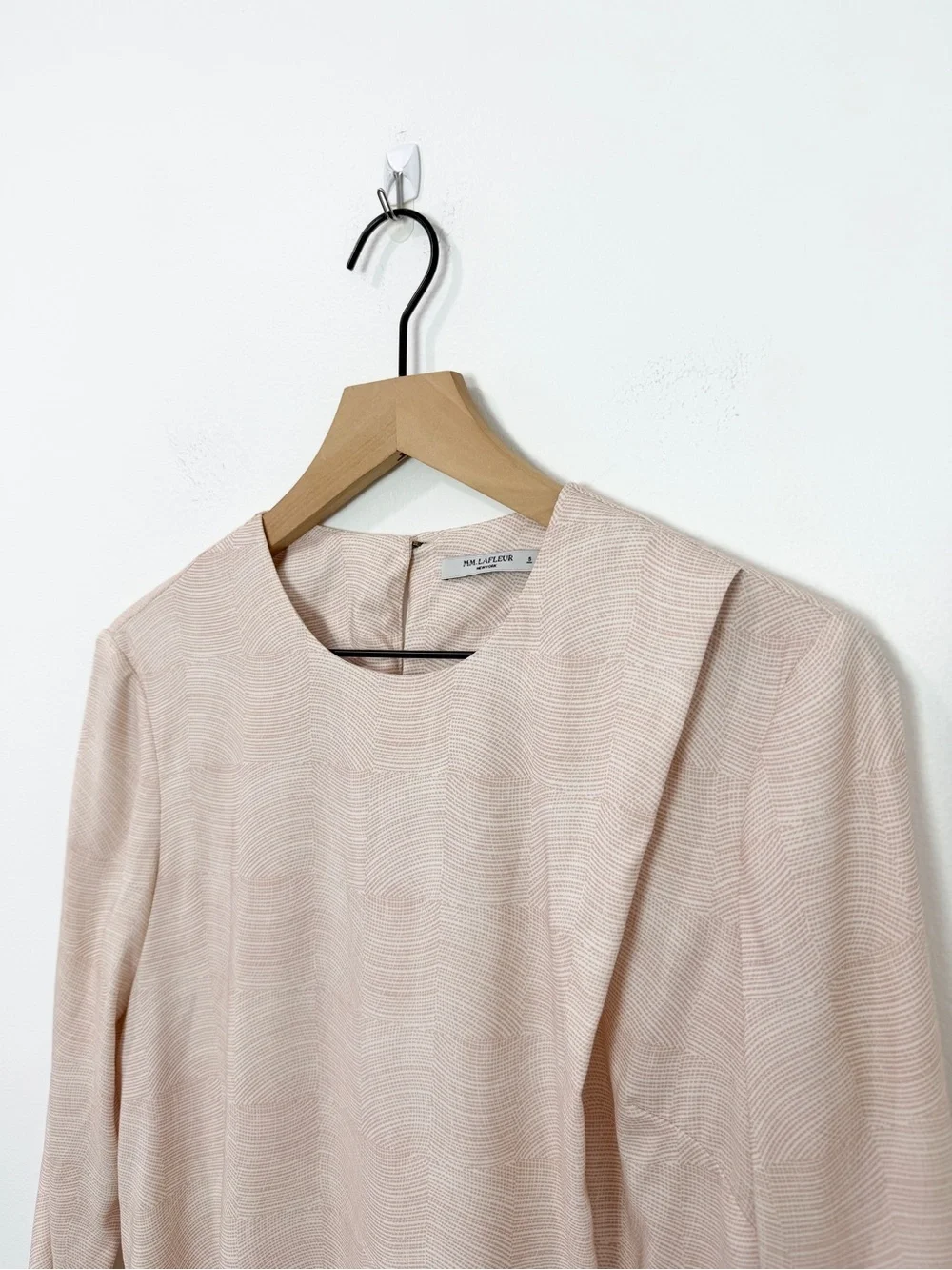 MM Lafleur Bourgeois Blouse Size Small Beige Drape Split Front Silky Line Print